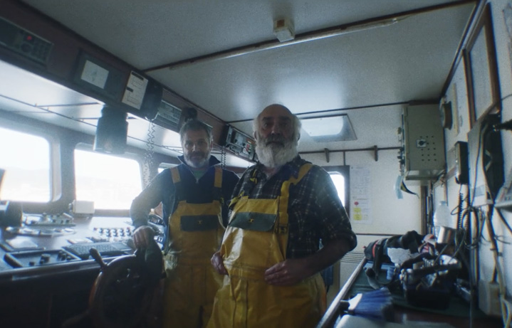 Pescadores de mediana edad en un barco
