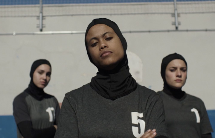 Mujeres jóvenes con uniforme de baloncesto y hiyab